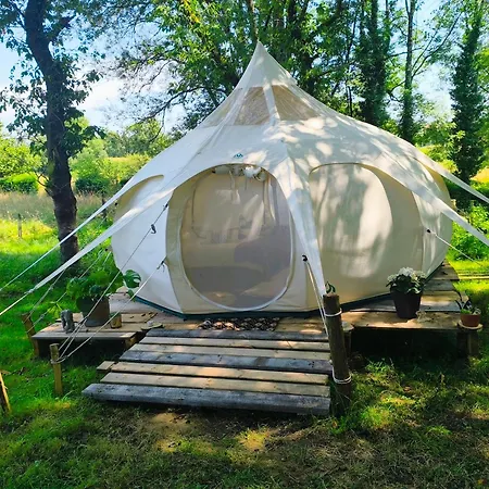 Nuit Etoilee En Pleine Nature Solignac Exterior foto